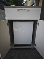 Schrank mit Kühlschrank 