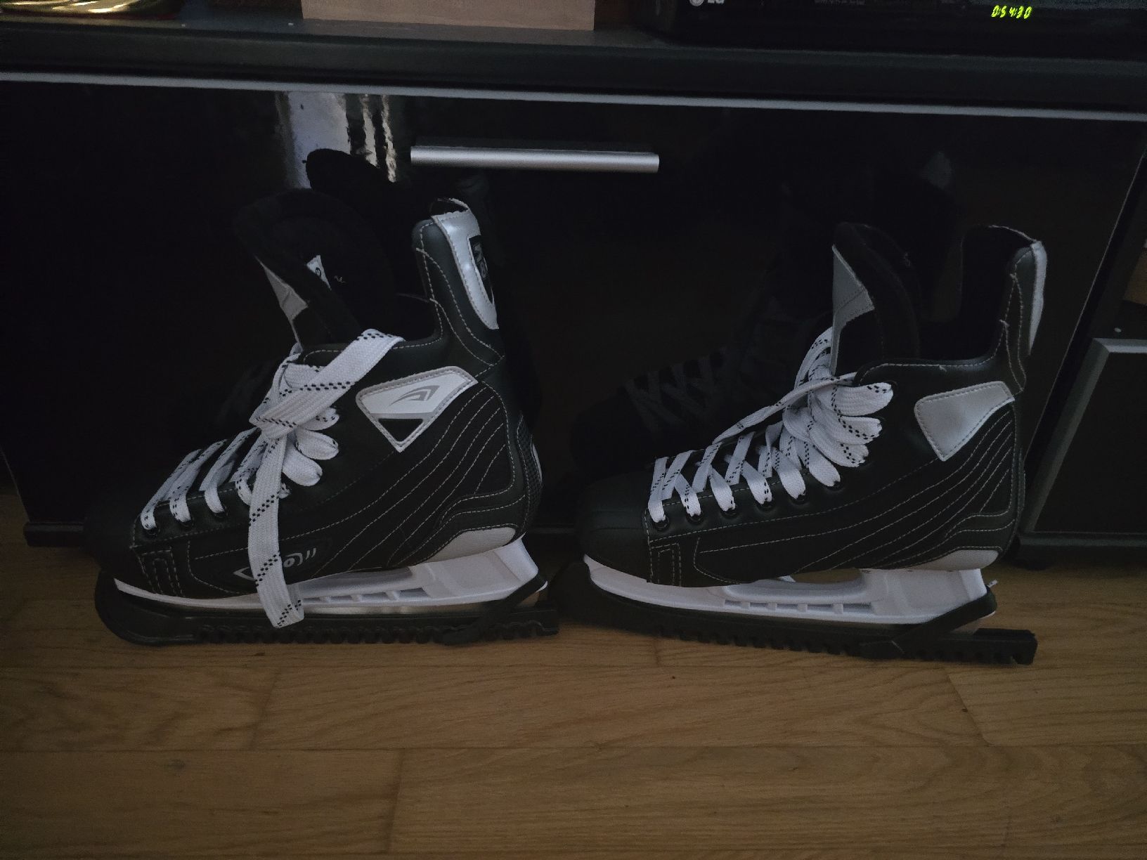 Pattini da ghiaccio: Eishockeyschlittschuhe Grösse 44 Marke Extend – Nuovo (secondo la descrizione) da Uzwil venduto da Nightangel2103