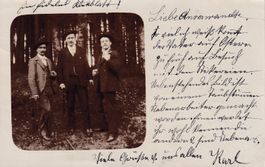 Photo ancienne de trois personnes dans la forêt 1903