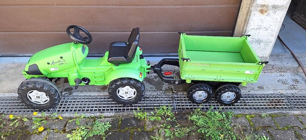 Véhicules pour enfants: Kindertraktor mit Anhänger – D'occasion à Ins par Purry