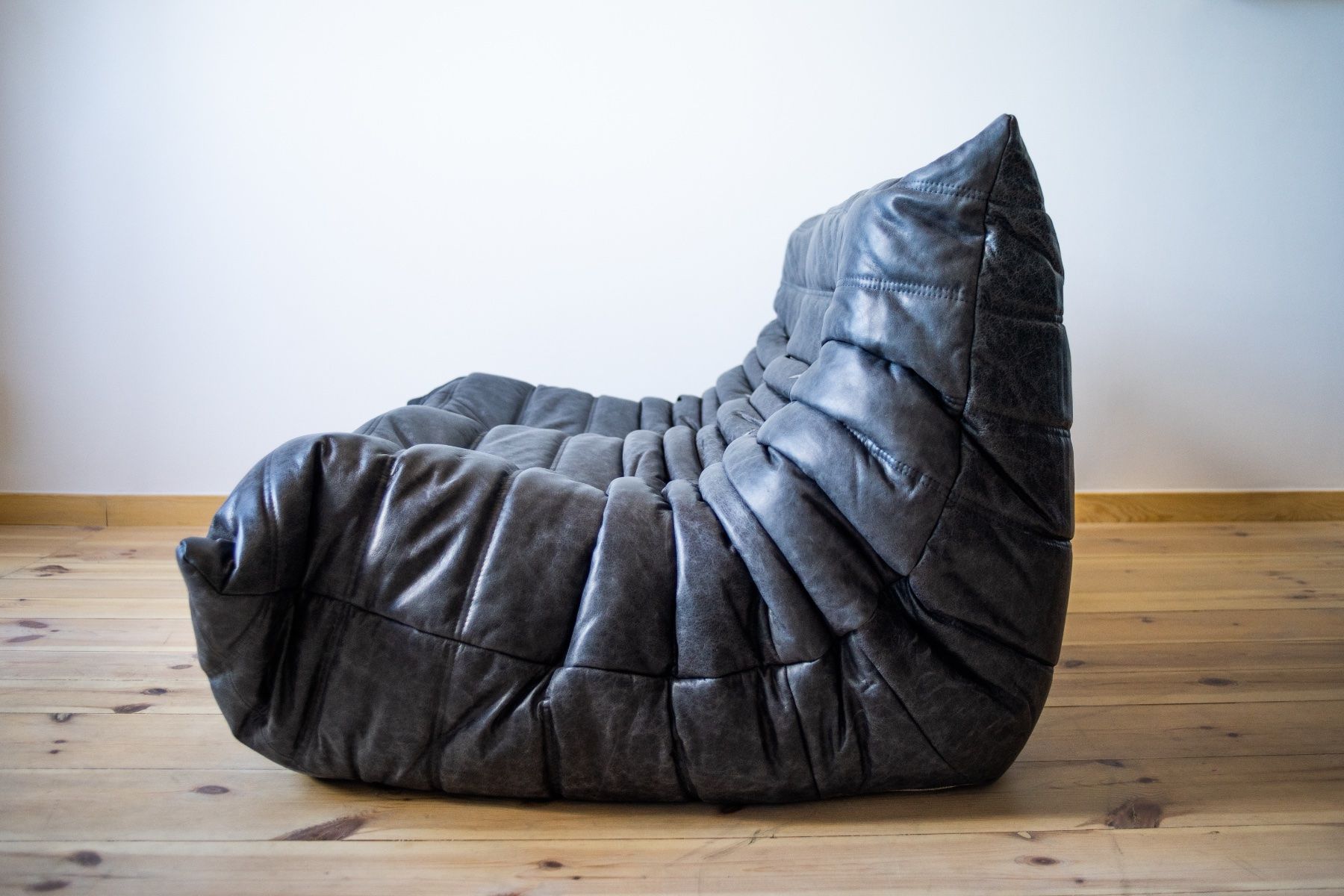 Ligne Roset Divani: Neu gepolstertes Original Togo 2er Sofa – Usato da Zürich venduto da ERATOMIUM 1