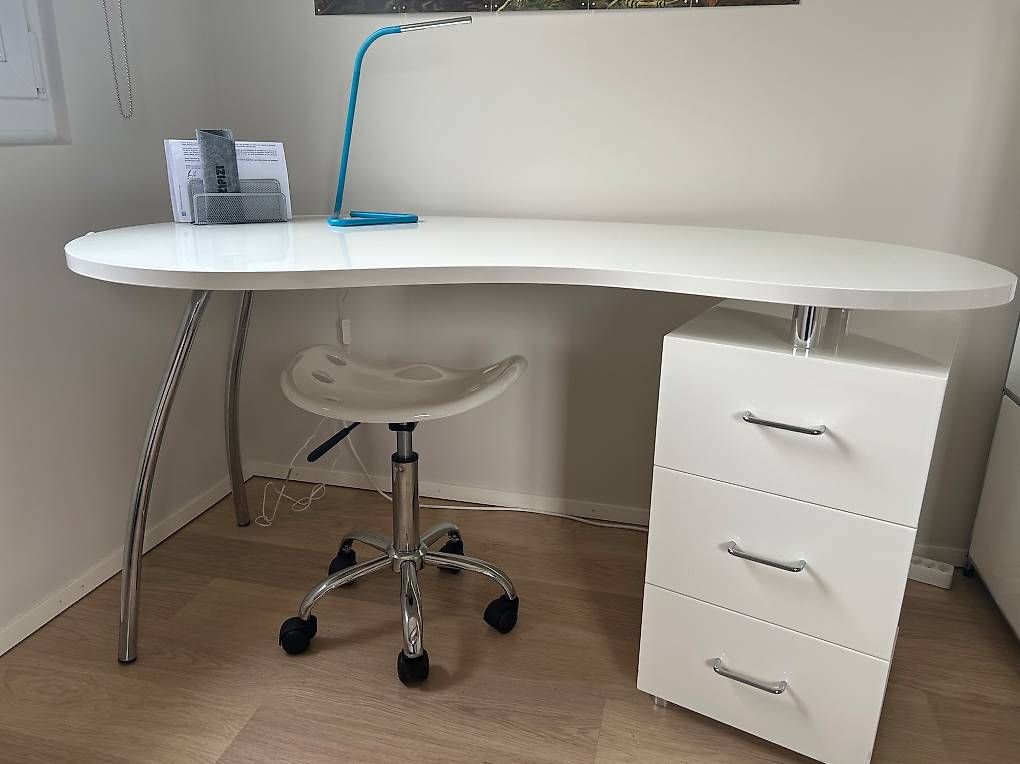 Schreibtische: Bureau design blanc + tabouret  bon état – Gebraucht aus Epalinges von RChristina