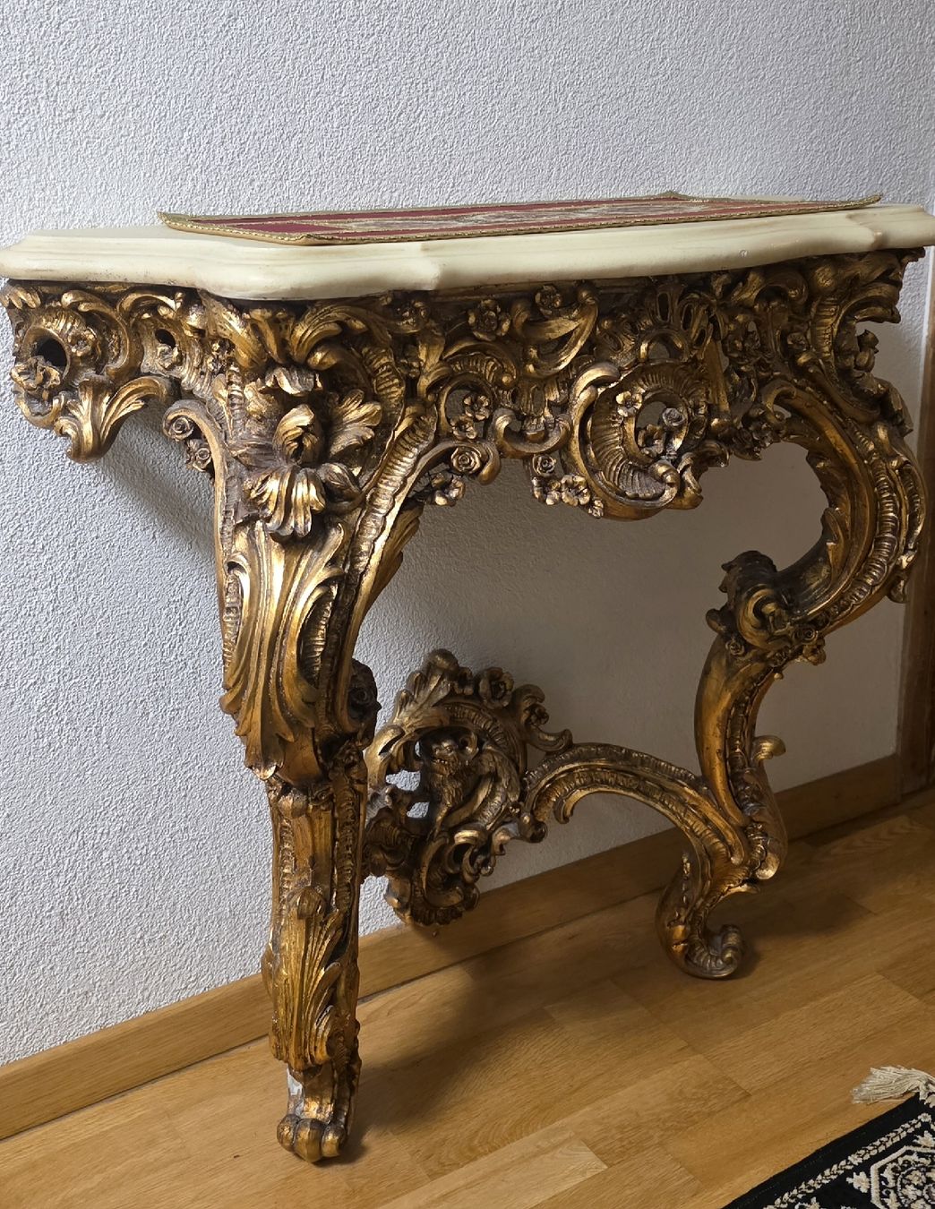 Tavoli: Detailreicher Viktorianischer Konsolentisch – Usato da Kaufdorf venduto da Nati-Nati