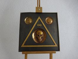 Skulptur Totenkopf Relief / B. Carl