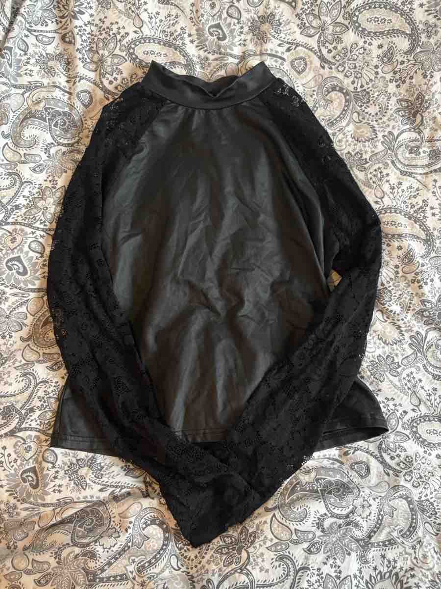 Tops: Damen Oberteil schwarz Grösse S mit Spitze – Gebraucht aus Birsfelden von AfterSunday