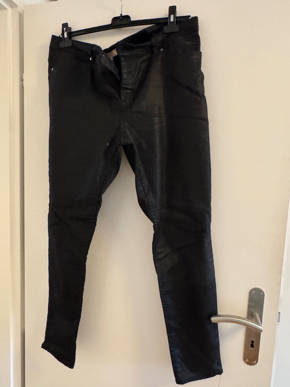 H&M Pantaloni: Hose schwarz Lederlook – Usato da Gattikon venduto da saxo16 1