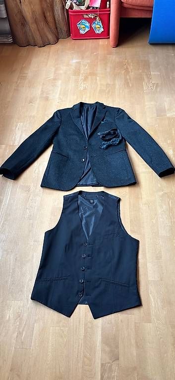 Costumes: Anzug Jacke Uniqlo – D'occasion à St. Gallen par Coco1879