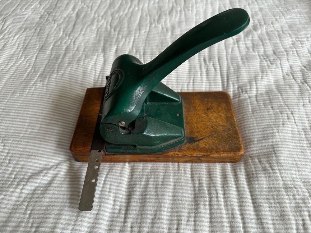 Antiker Locher von Leitz (Gebraucht) in Matzendorf für CHF 15 – mit ...