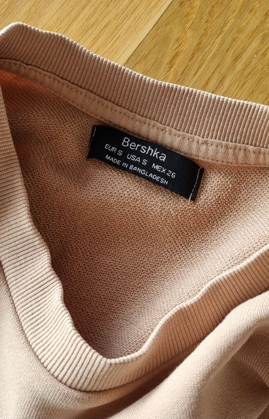 Bershka Pullover & Sweatshirts: Bershka Damen Pullover beige mit Schriftzug, Grösse S – Gebraucht aus Düdingen von 20m_f8bn 3