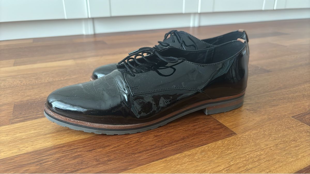 Chaussures femmes: Schwarze Lackleder  Grösse 40 – D'occasion à Nänikon par Caro8989