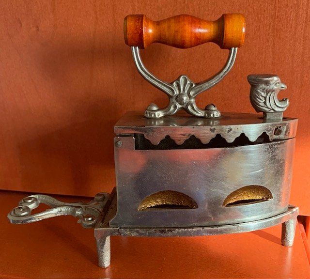 Ferri da stiro: Antikes, kleines Kohle Bügeleisen - ca. 1920 oder älter – Usato da Gundetswil venduto da Egro100