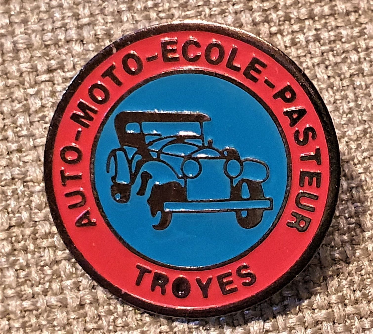 Plaketten & Abzeichen: L875 - Pin Auto Moto Ecole Pasteur Troyes - Oldtimer – Gebraucht aus Reinach BL von Boston-Verkauf