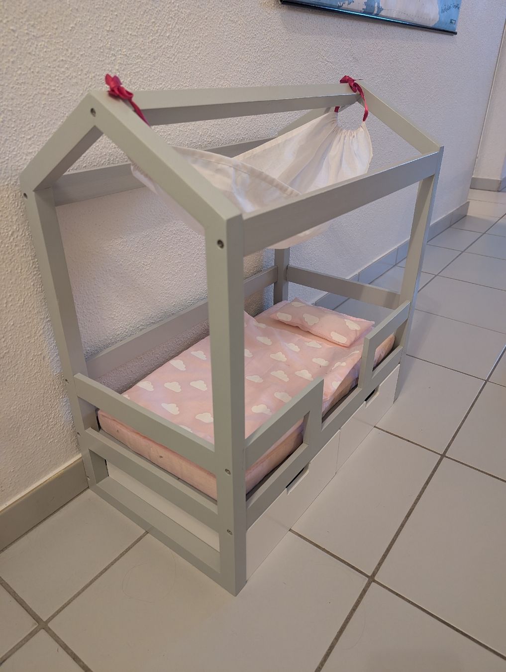 Giocattoli: Puppenbett mit Hängematte und Schubladen – Usato da Oberhasli venduto da Caramellas 1