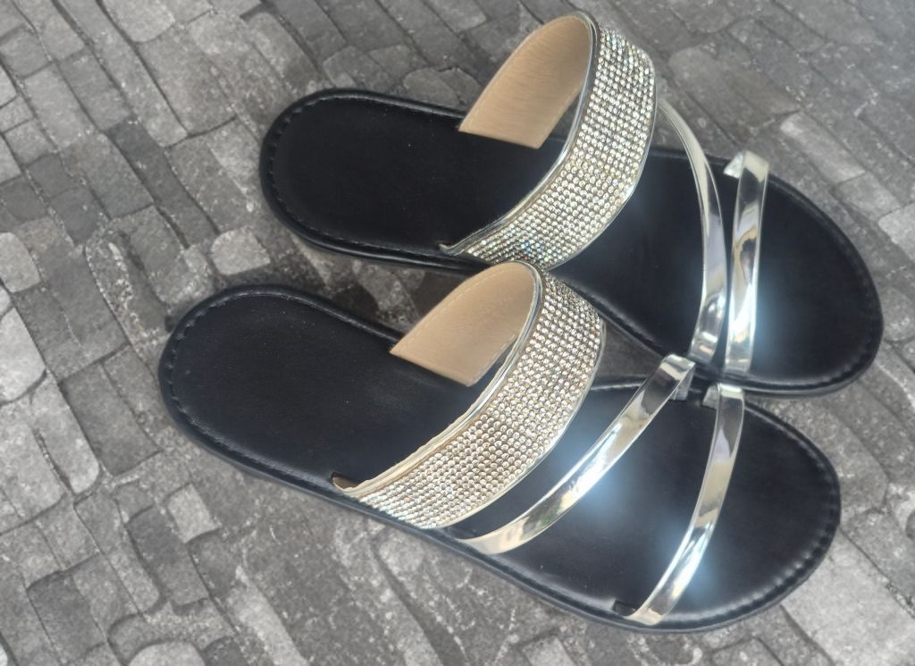 Chaussures femmes: Sandali donna argento e strass tg 37 – D'occasion à Giubiasco par Stefaniav 5