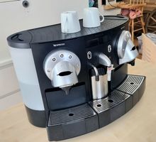 Nespresso Gemini CS220 Pro + 31 Tassen und Unterteller
