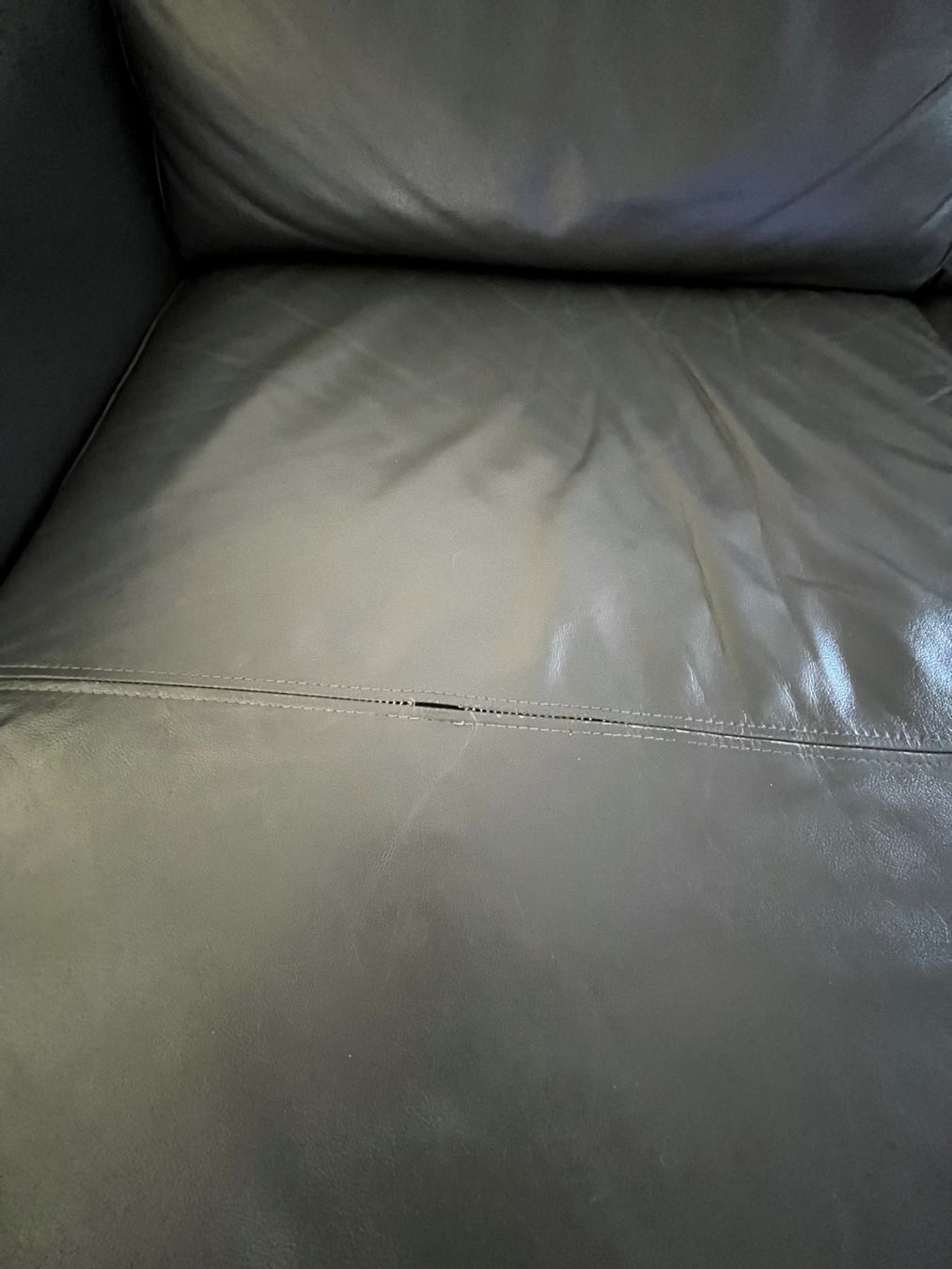 Interio Divani: Dunkelgraues Ledersofa mit Gebrauchsspuren – Usato da Gränichen venduto da Ansl 2