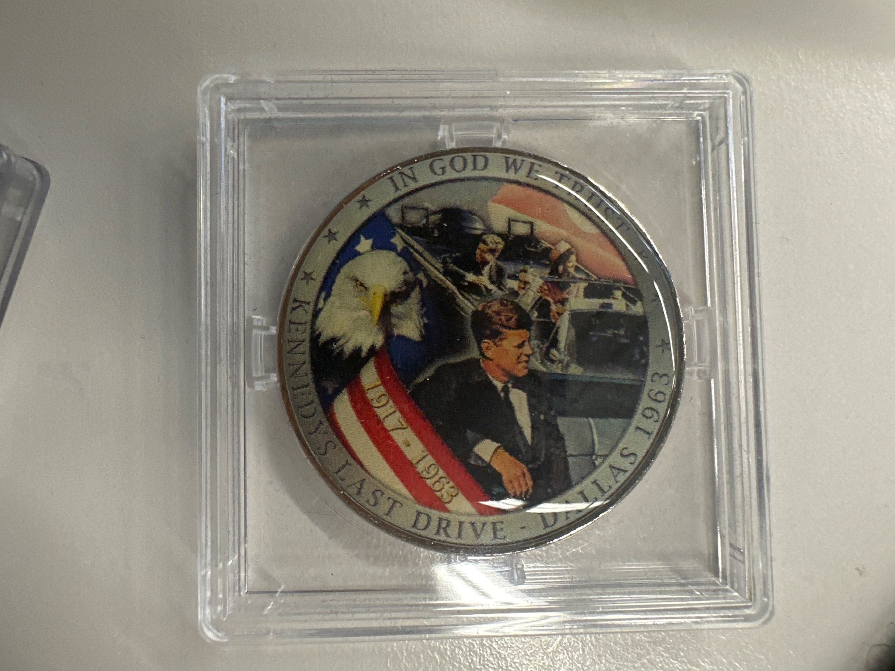 Tutti le monete: 4 versch. 1 Dollar Farb-Präsident Kennedy Amerika – Nuovo (secondo la descrizione) da Herisau venduto da herau 1