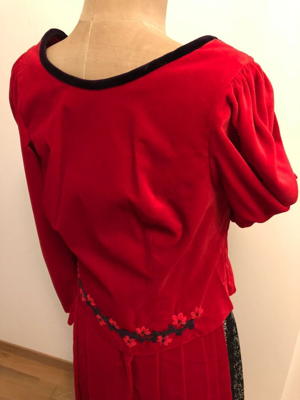 Kostüme: Rotes Dirndl "hochwwertige Verarbeitung" – Gebraucht aus Wabern von carciofo 3