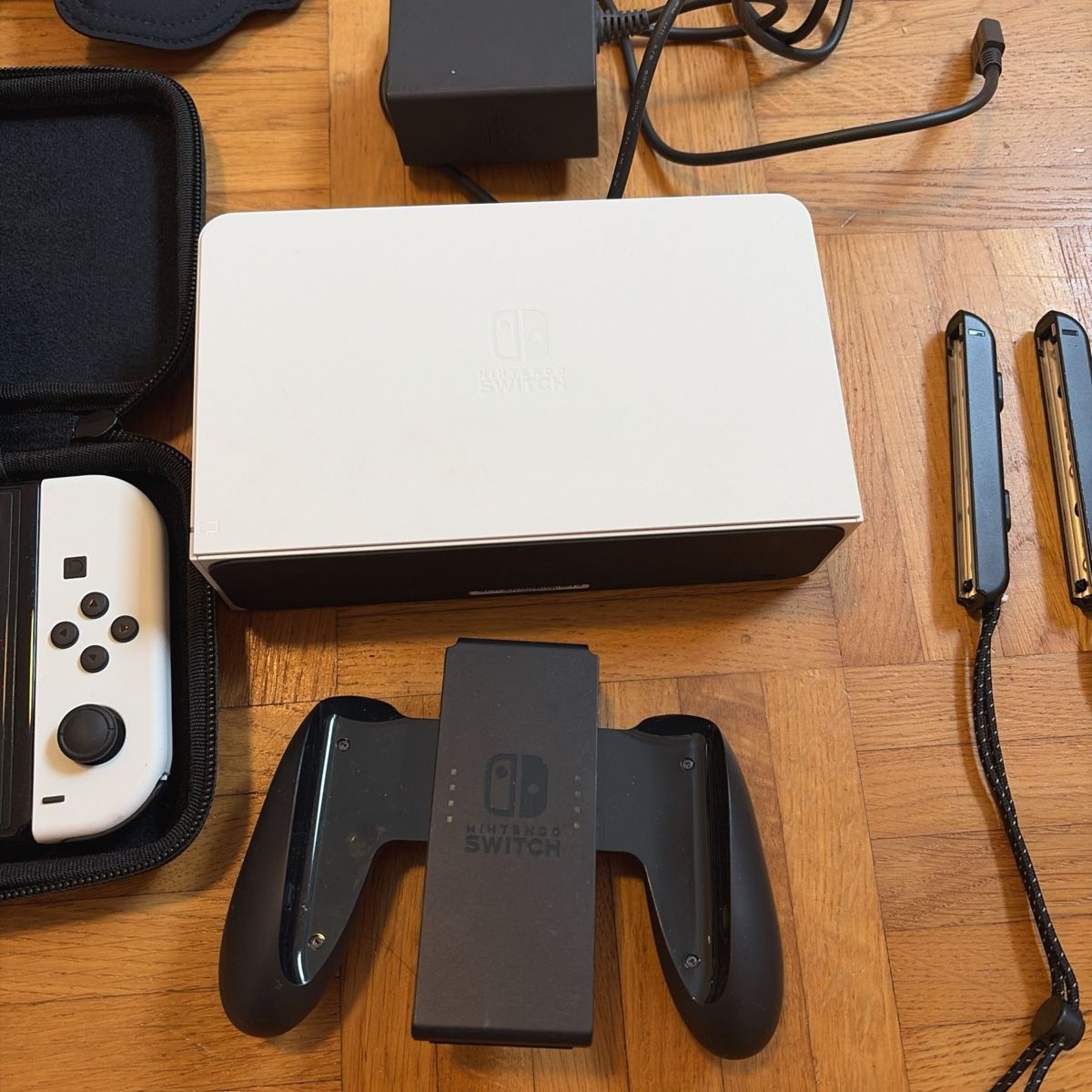 Nintendo Console: Console Nintendo Switch OLED blanche avec 5 jeux inclus – Nuovo (secondo la descrizione) da Ecublens VD venduto da Alan2026 1