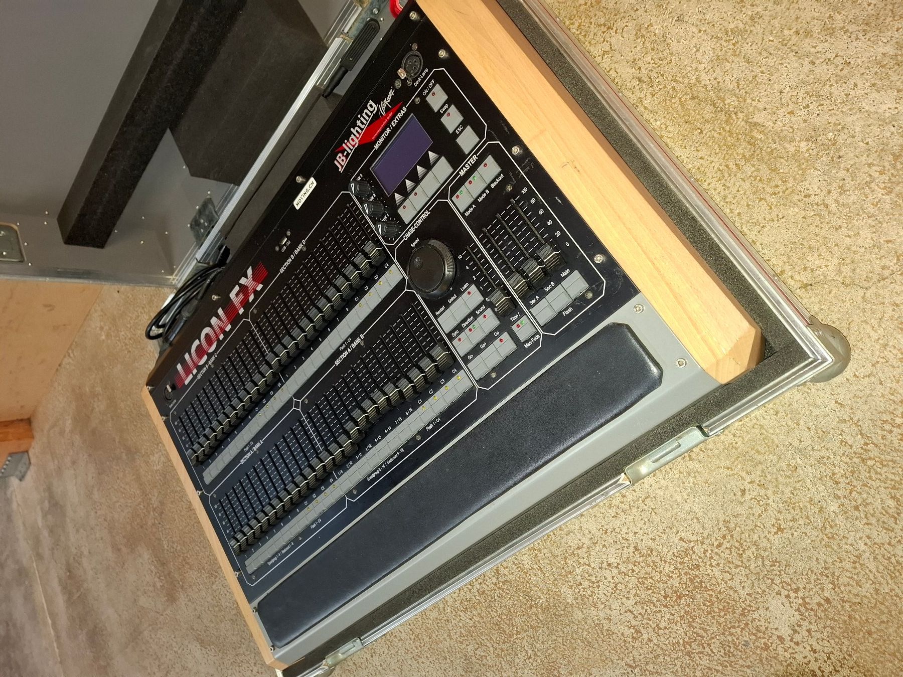 Console di mixaggio: JB Lighting Licon FX Lichtpult inklusive Case – Usato da St. Gallen venduto da moving_st.gallen 2