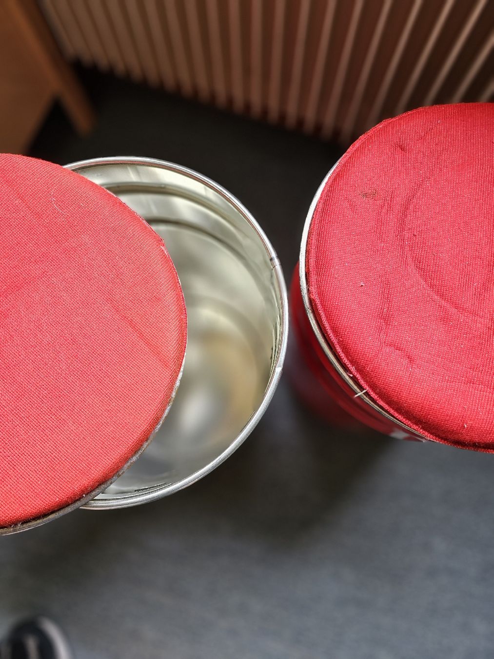 Hocker: 2 Coca-Cola Hocker rot Metall mit Stoff Sitz – Gebraucht aus Rothrist von Gipsyone 1