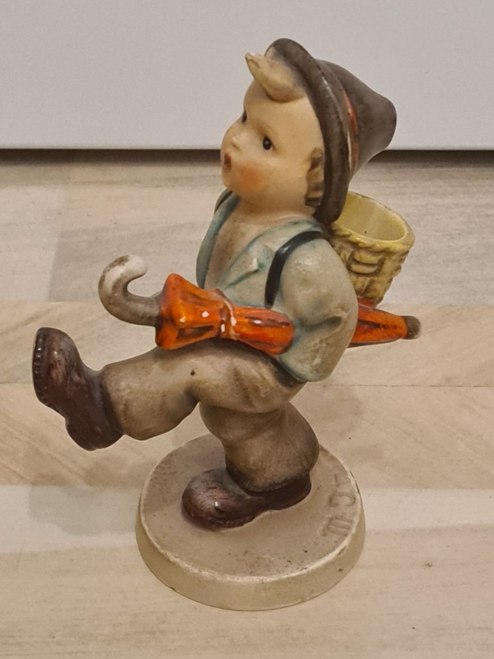 Hummel Figuren: Hummel Figur, Bub Knabe mit Schirm und Korb – Gebraucht aus Lyss von Phoenix_13