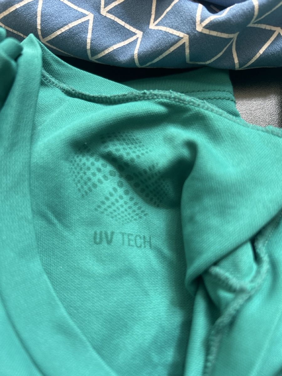 Camicie, T-shirt & Polo: Tee-shirts 9-10 ans Track & Field UV TECH vert bleu – Usato da Lausanne venduto da non_ptb6 2