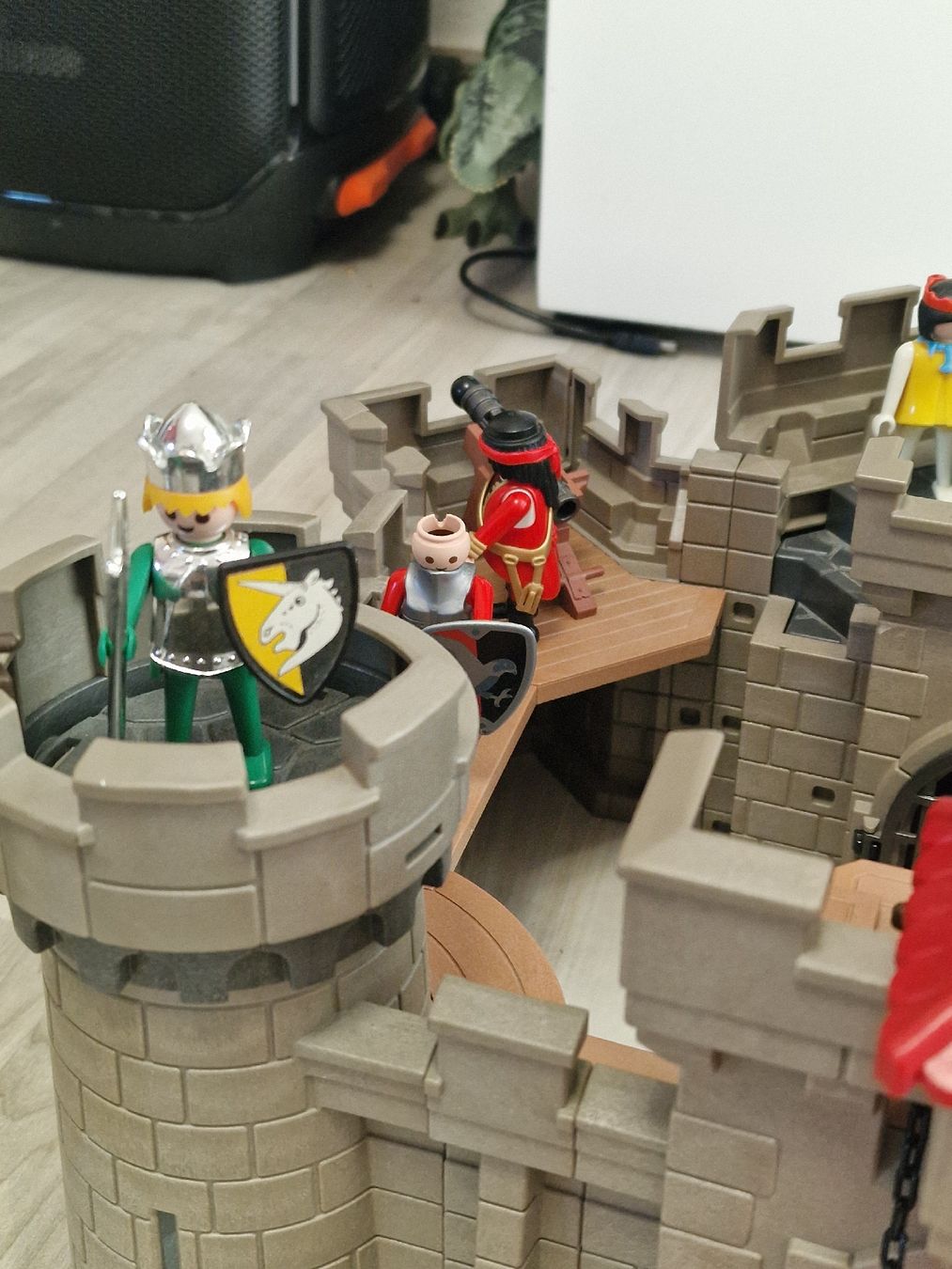 Playmobil Spielzeuge: Playmobil Ritterburg mit Figuren – Gebraucht aus Herzogenbuchsee von ioa_zcm6 4