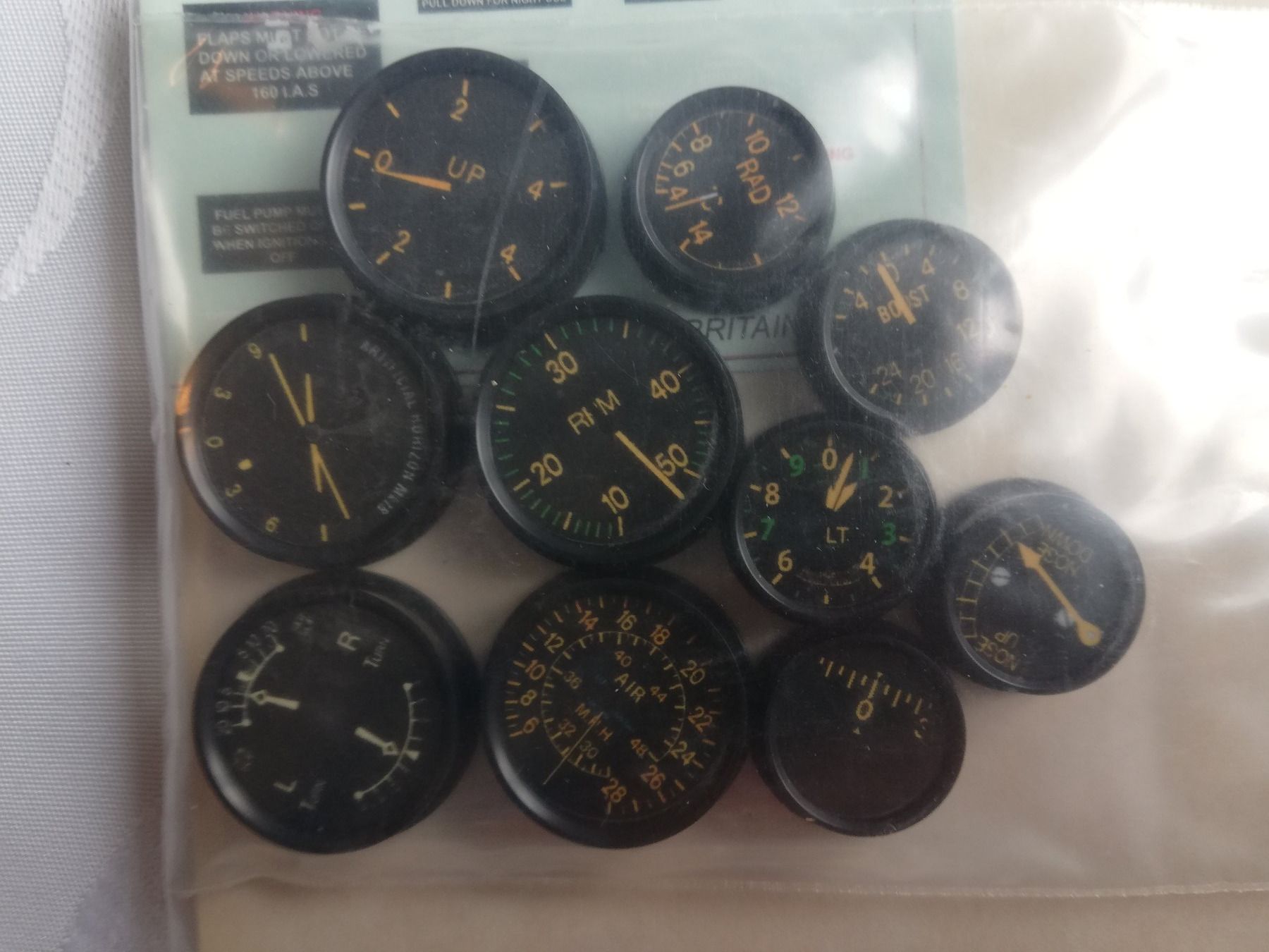 Modellismo RC: Cockpit-Instrumente 2.Weltkrieg Grossbritannien – Nuovo e nell'imballaggio originale da Flüh venduto da AMS-Modellbau 1
