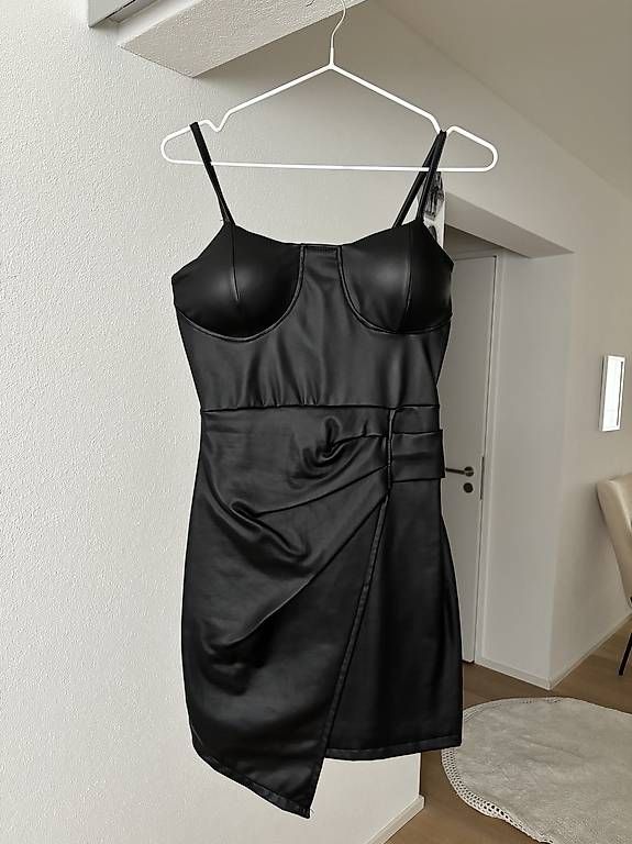 Vestiti: Schwarzes Kleid in Lederoptik, Gr. S – Usato da Tübach venduto da AldinaHuskic