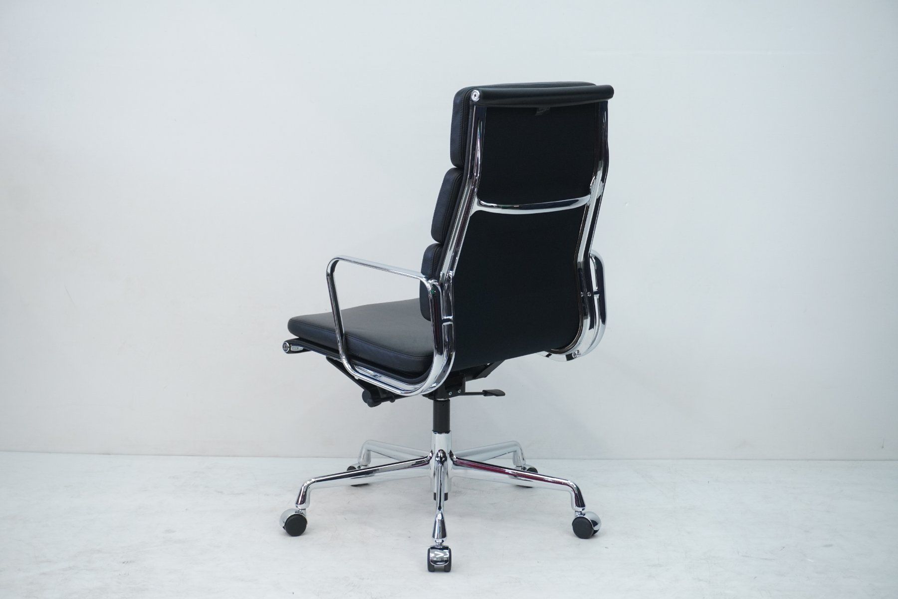 Vitra Sedie: Designklassiker Vitra Eames Soft Pad EA219 Leder schwarz – Usato da Bad Zurzach venduto da QLASSIQ 5