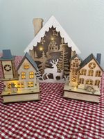 Weihnachtsdekoration Holzhaus beleuchtet