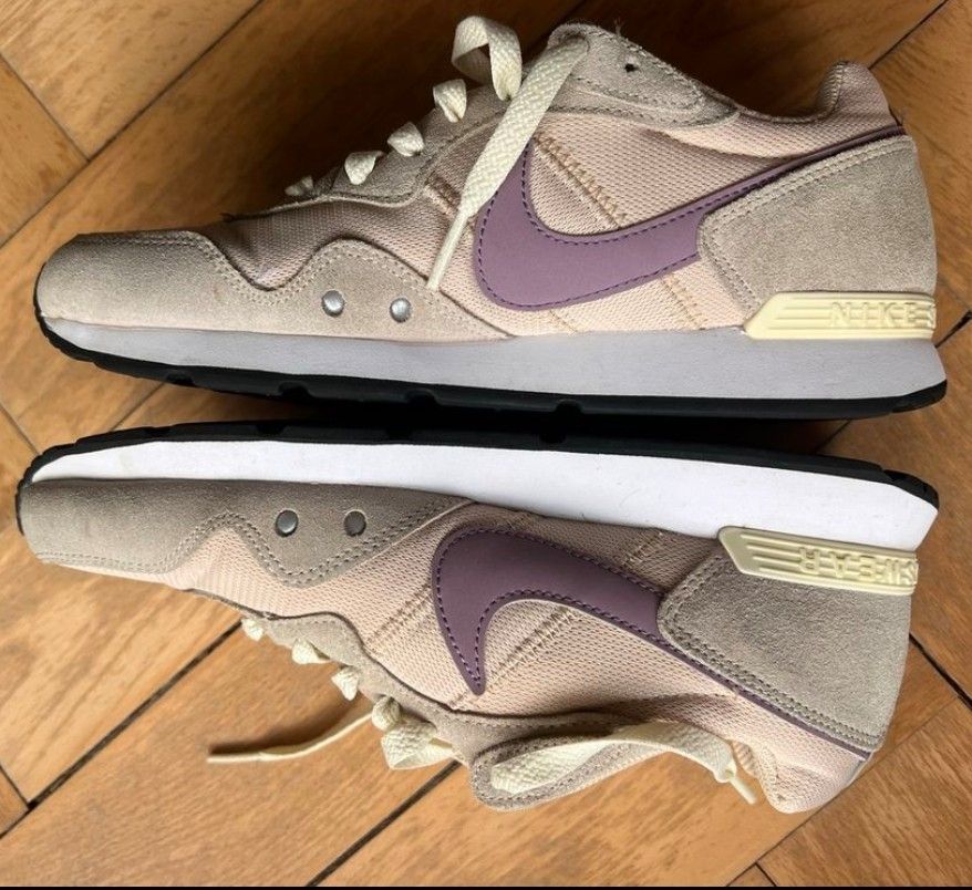 Nike Scarpe da donna: Nike Venture Runner Trainers, Size 38.5 – Usato da Zürich venduto da Rissons 1