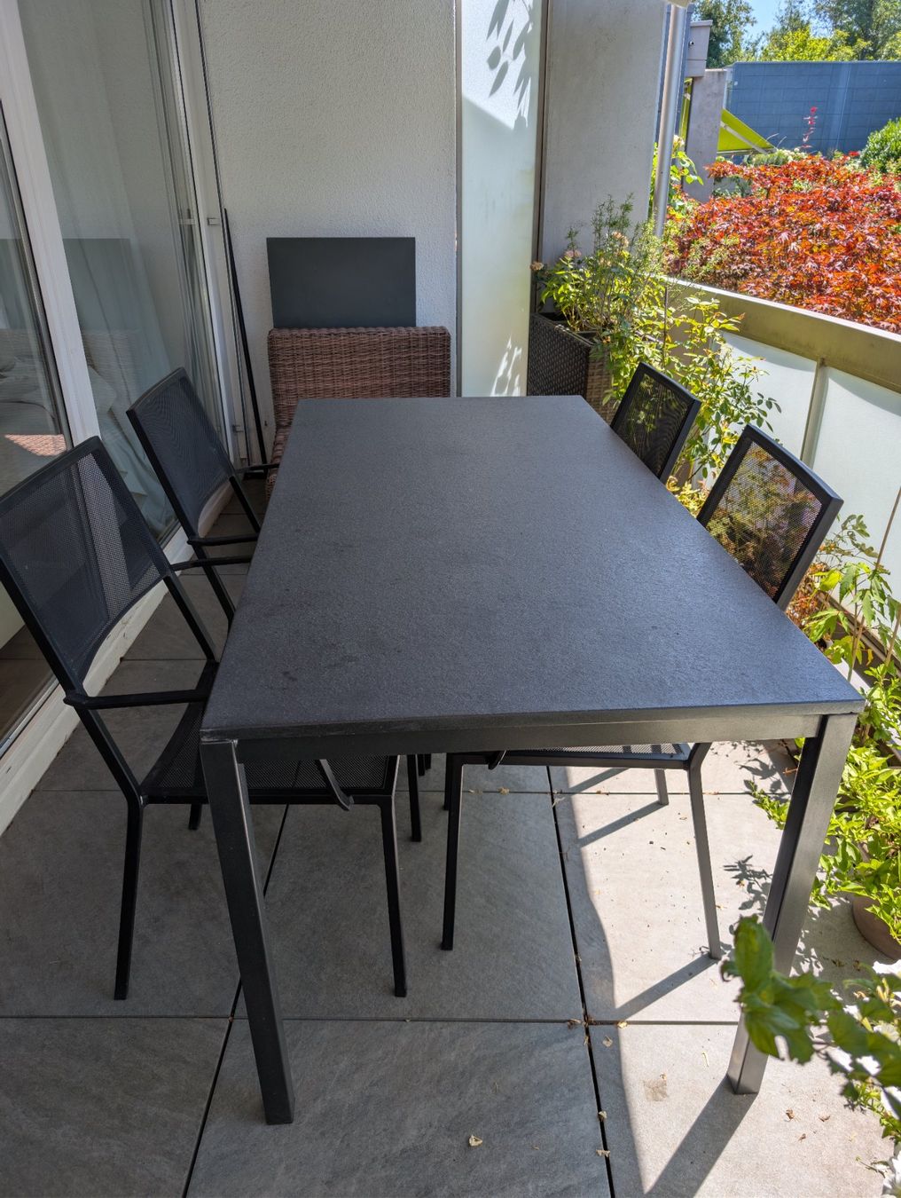 Set de table et chaises: Gartentisch mit 4Stühlen, mit Natursteinplatte anthrazit – D'occasion à Zürich par mulife 2