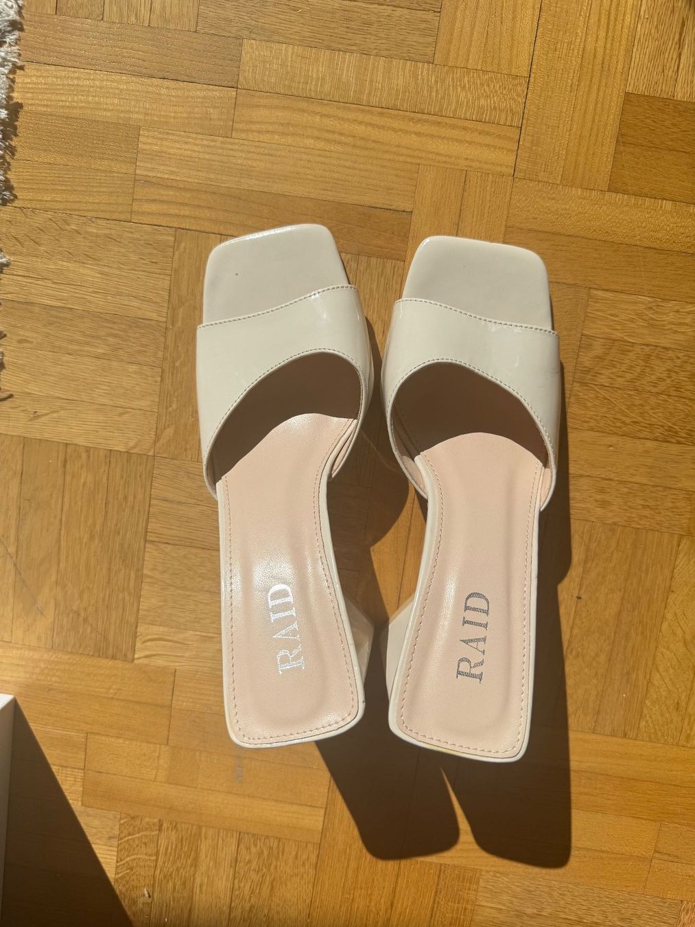 Scarpe da donna: Talons semi mules beiges – Usato da Montreux venduto da Izapechee 1