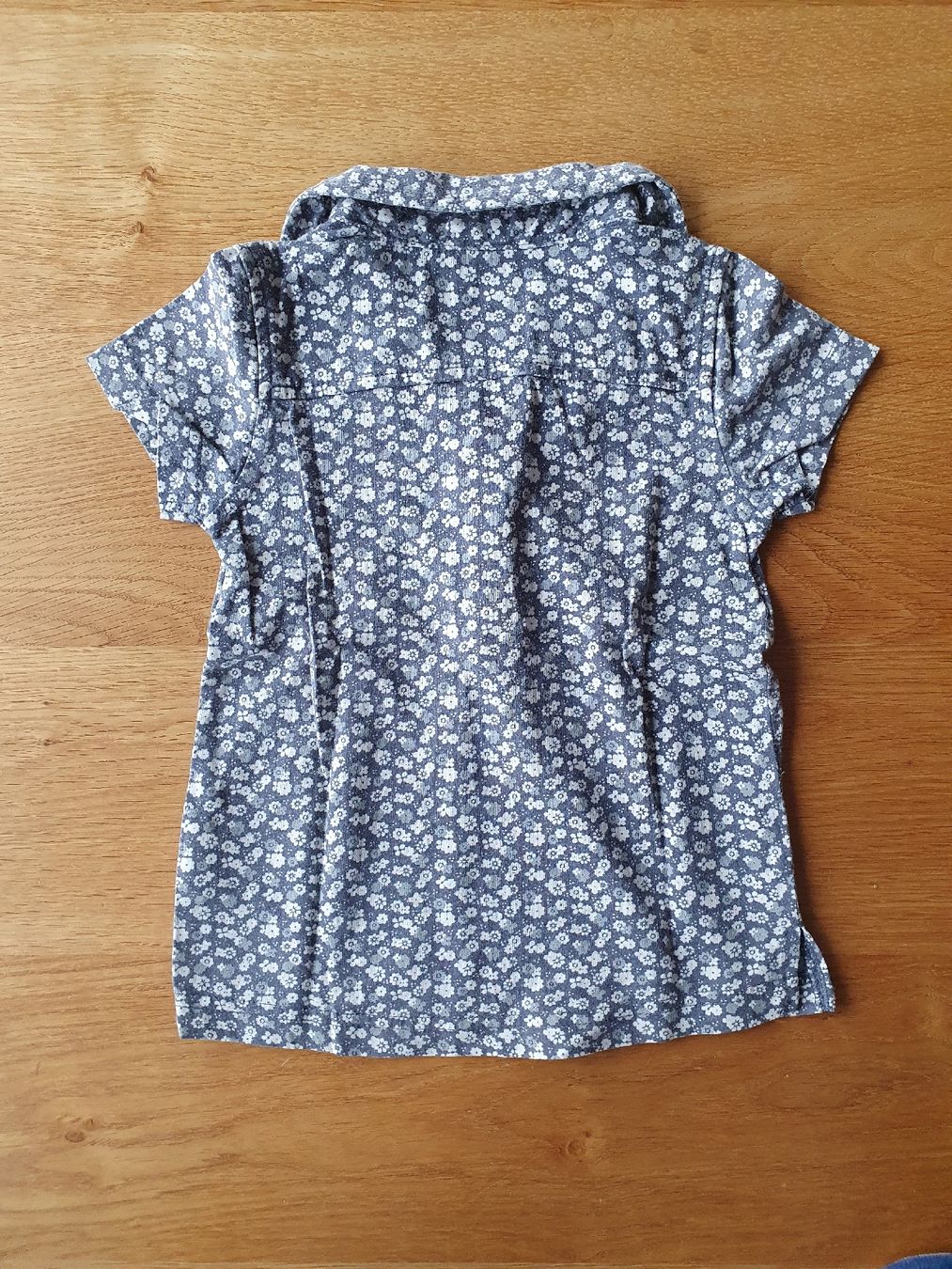H&M Camicette, T-shirt & Top: Shirt mit Blumen Gr. 98/104 – Usato da Villars-sur-Glâne venduto da richardette 3