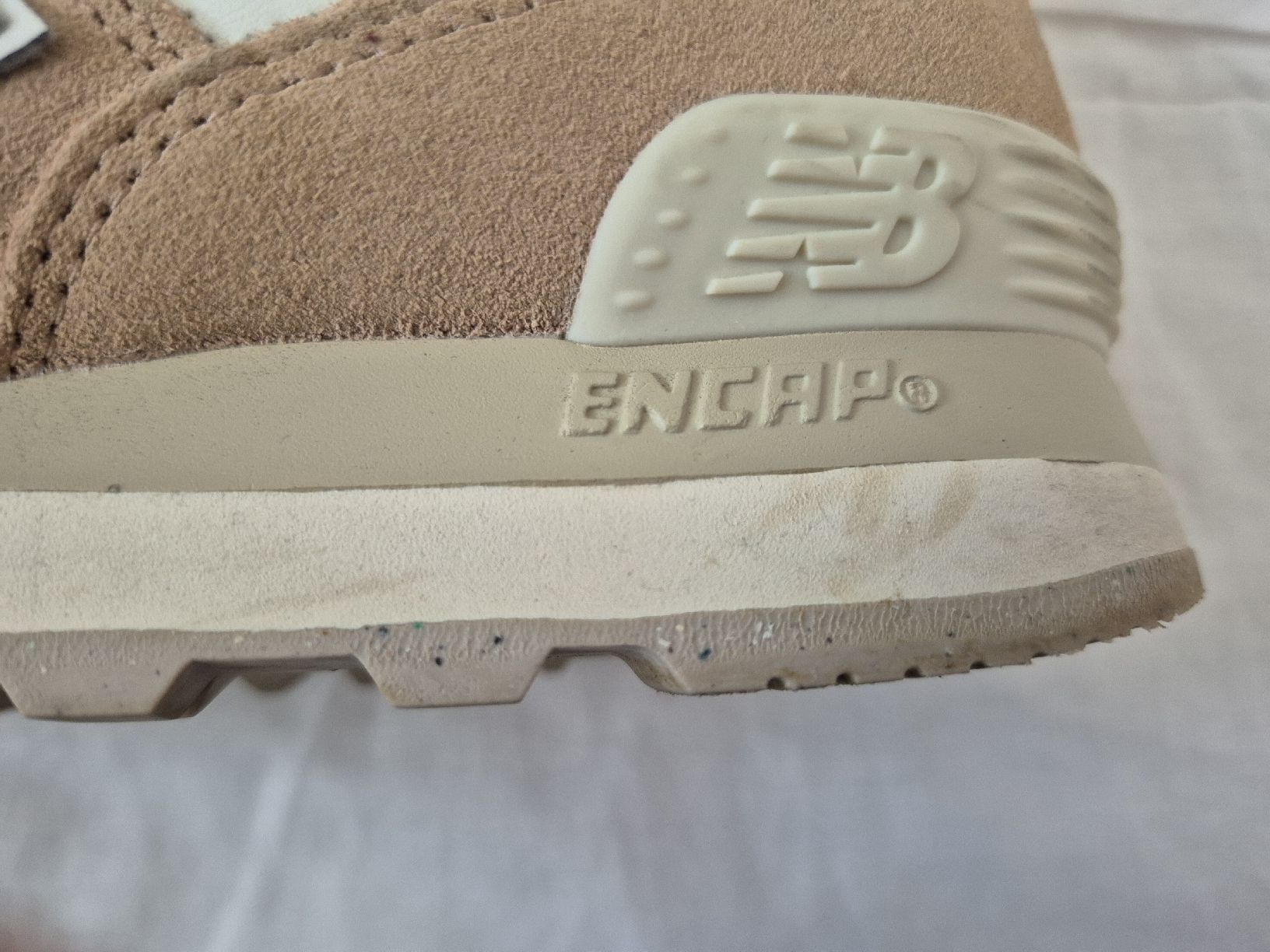 Scarpe da donna: New Balance sneakers beiges – Usato da Meyrin venduto da kka_b6jn 1