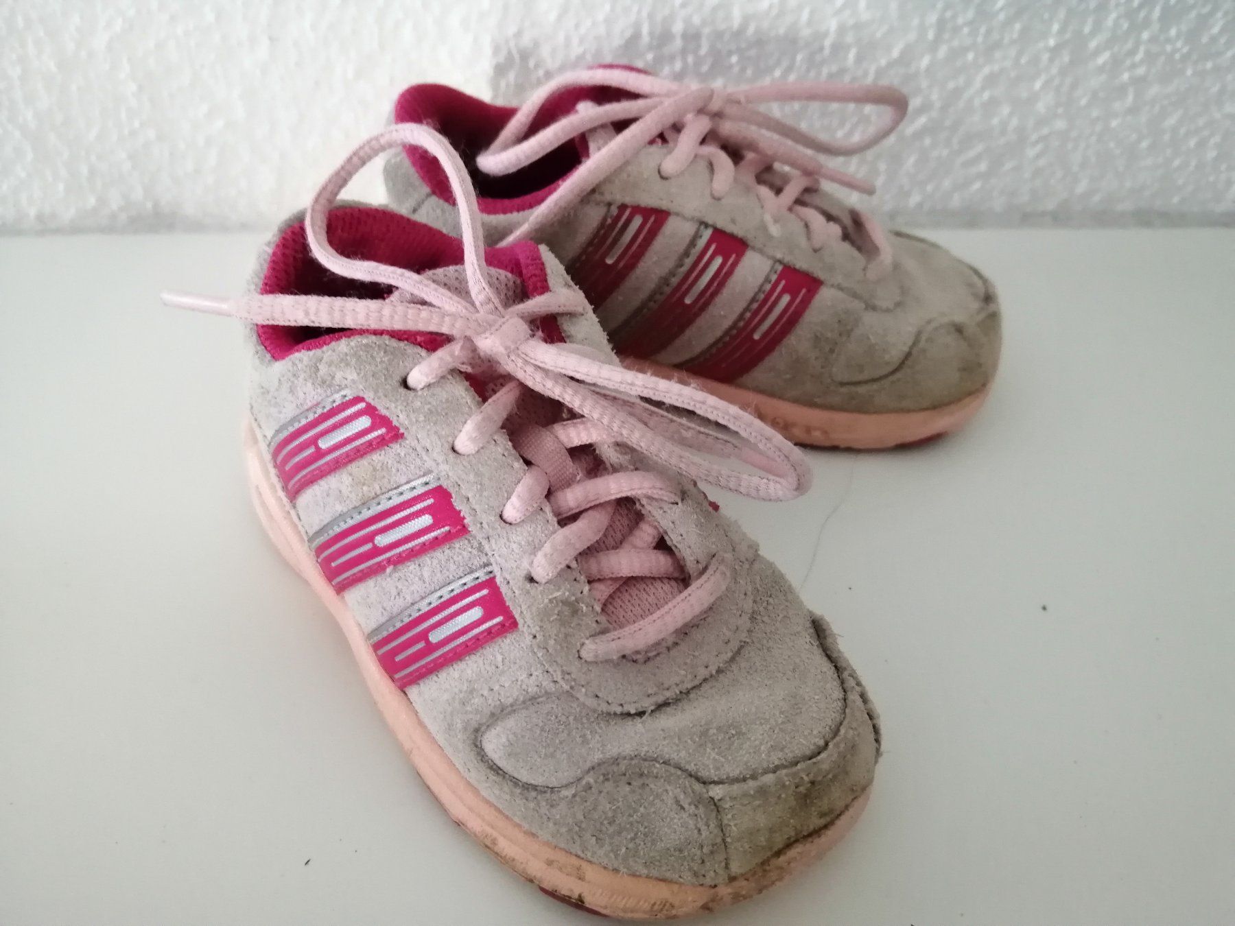 Adidas Scarpe per ragazze: Turnschuh Adidas Mädchen 21 – Usato da Aeschi (SO) venduto da clementinli