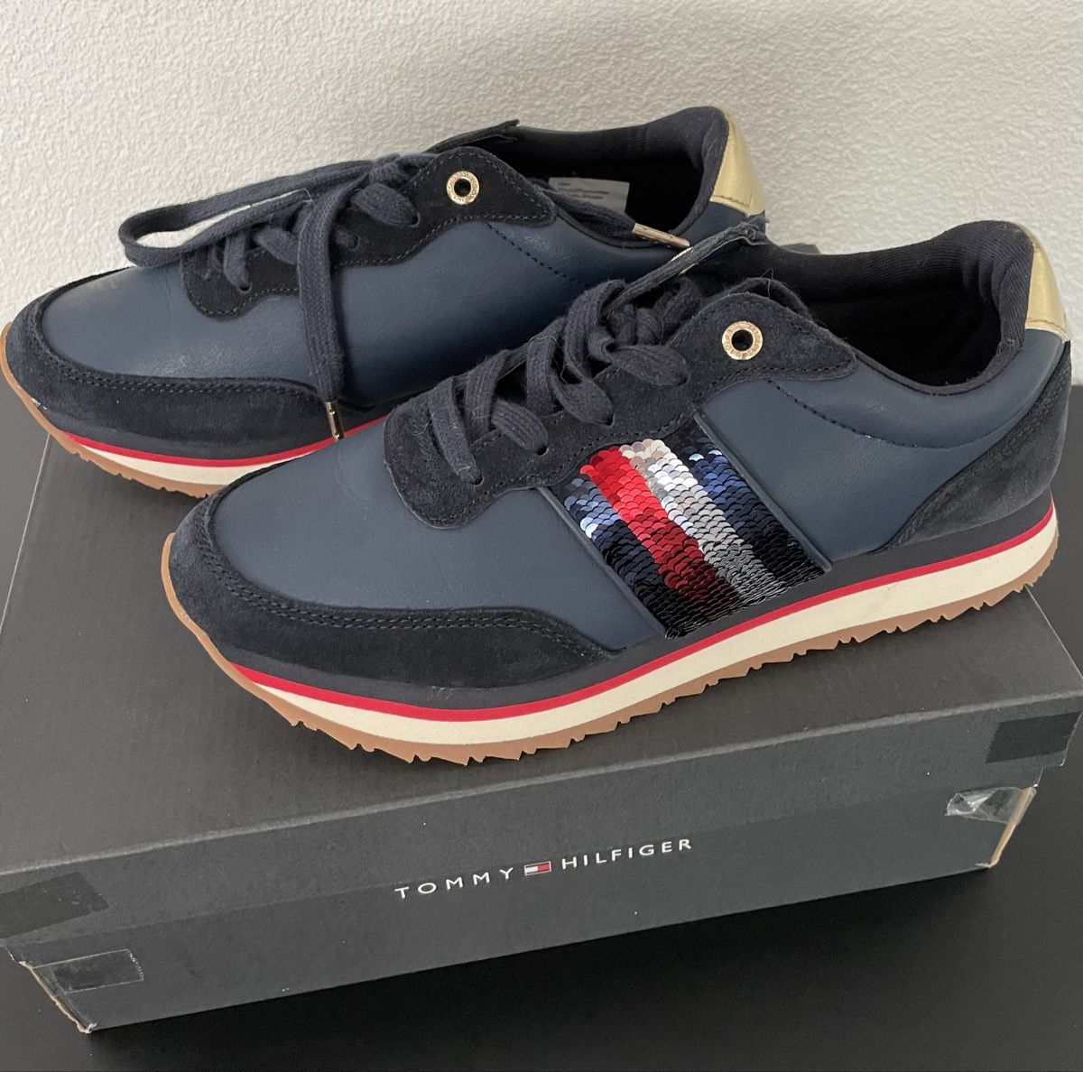Tommy Hilfiger Chaussures femmes: Baskets Tommy Hilfiger   – D'occasion à Villars-le-Grand par Scaoli