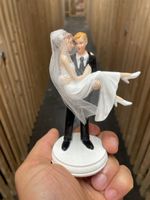 Hochzeitspaar Tortenfigur Mann trägt Frau neu