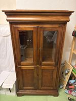 Holzvitrine mit Glastüren – 147 × 85 × 35 cm