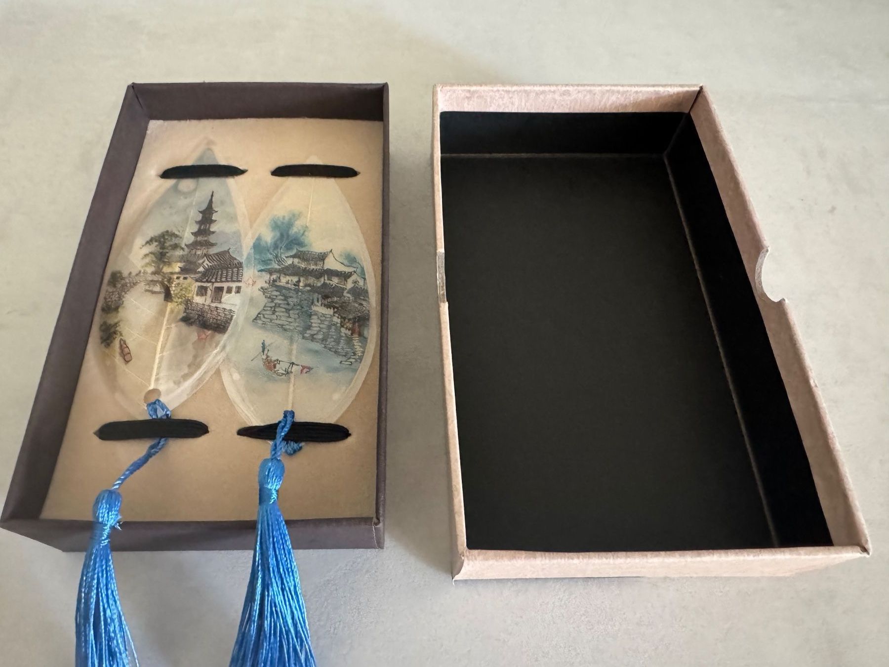 Altre raccolte & rarità: 2 chinesische Buchzeichen – Nuovo e nell'imballaggio originale da Geroldswil venduto da Jeremy11 1