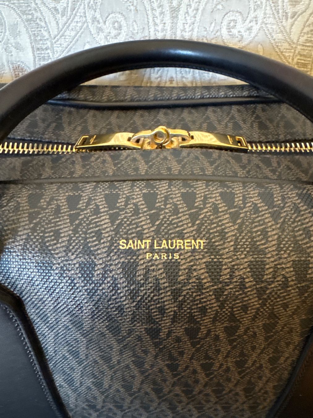 Saint Laurent Valigie & Borse: Saint Laurent Portes-Documents Monogram Brown Sac – Usato da Lausanne venduto da sjc_8xtb 2