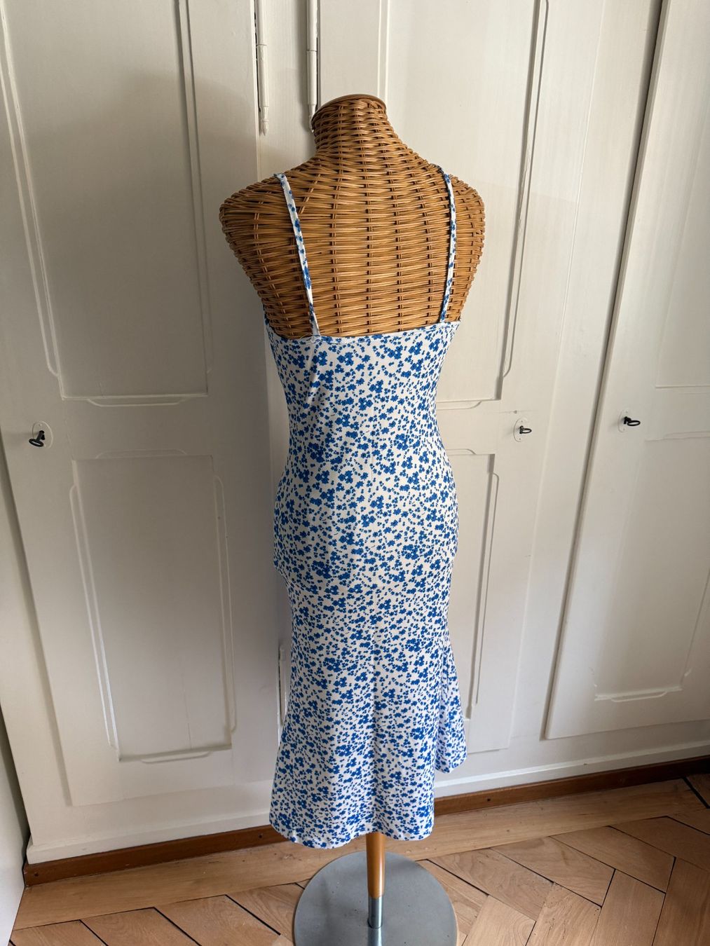 Shein Kleider: Kleid weiss-blau geblümt 34 – Gebraucht aus Zürich von Diazaio 2