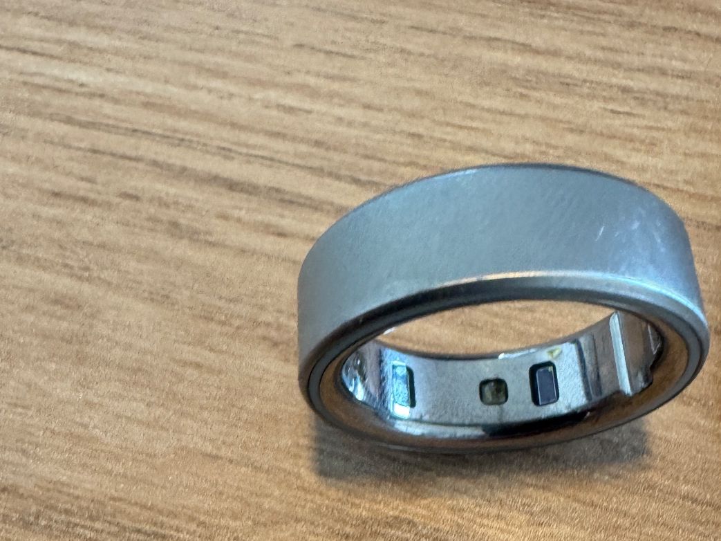 Oura Anelli: Oura Ring 4, brushed silver, size 10, mit Garantie – Usato da Basel venduto da robbasel 1