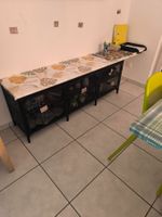 Ikea TV-Möbel wurde als Abräumstation genutzt.