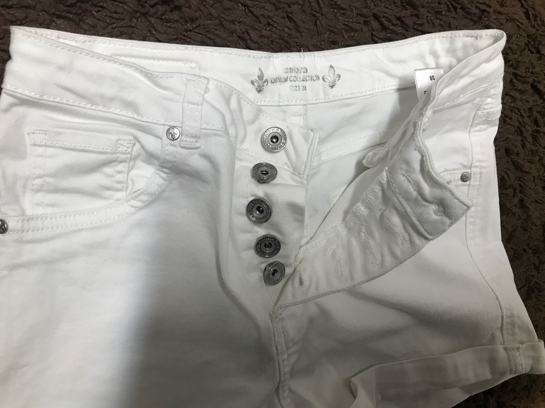 Zebra Pantaloni: Weisse stretchige Shorts von Zebra Gr 38 – Usato da St. Margrethen SG venduto da kellenbh