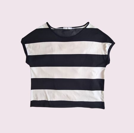 T-shirt rayé noir et blanc, à manches courtes. Taille L