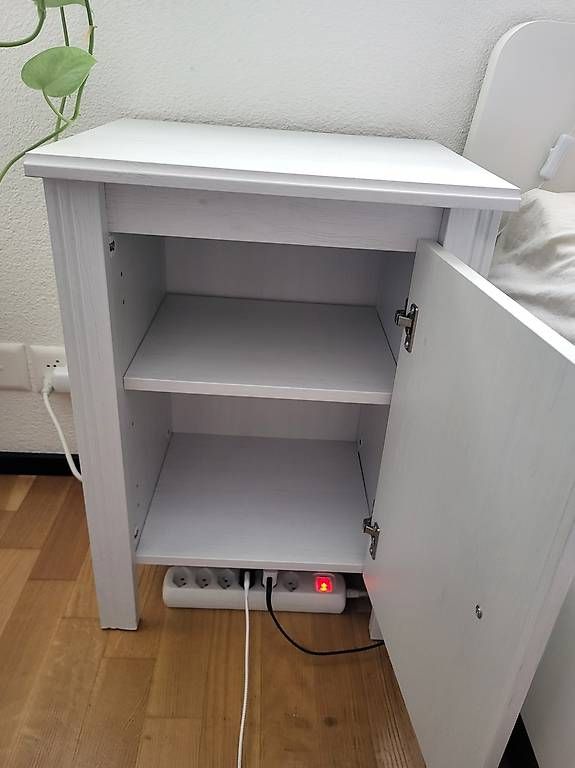 Tables de nuit: Ikea Nachttisch – D'occasion à Luzern par phy_7jft 2