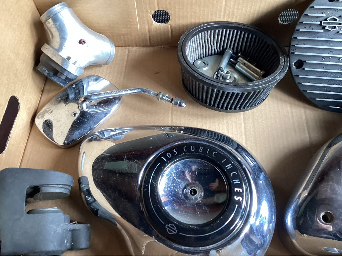 Harley-Davidson Tutti i ricambio per moto: 1 Karton gebrauchter Harley teille – Usato da Flims Dorf venduto da Actrosmb 2